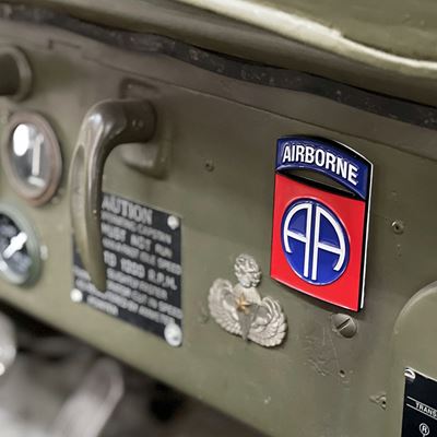 Znak kovový 82nd Airborne Division se samolepou